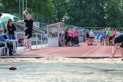 Die 7. Klasse beim Weitsprung