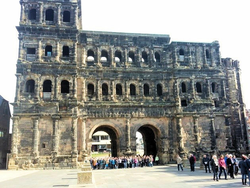 Ernestiner vor der Porta Nigra (lateinisch für „Schwarzes Tor“)