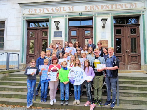 Foto: Die Klassensprecher der Klassen 5 bis 10, vorne links Hella Lundershausen (Lehrerin und Organisatorin der Spendenaktion) u