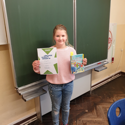 Stella Schönherr aus der Klasse 6a gewinnt den  Schulentscheid am Staatlichen Gymnasium Ernestinum