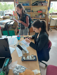 Erstellen von Buttons und Werbemitteln für die Infostunden (Charlotte Großkopf und Joelle Kühnert)