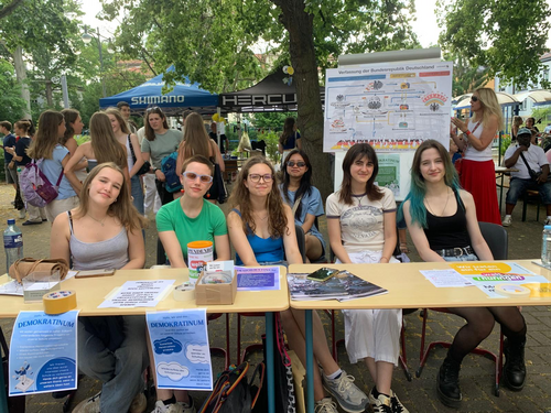 Demokratiebildung auf Reisen – Unser Beitrag zu Plakatwanderausstellung des Bildungsministeriums